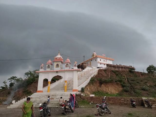 आश्रम प्राकृतिक परिसर